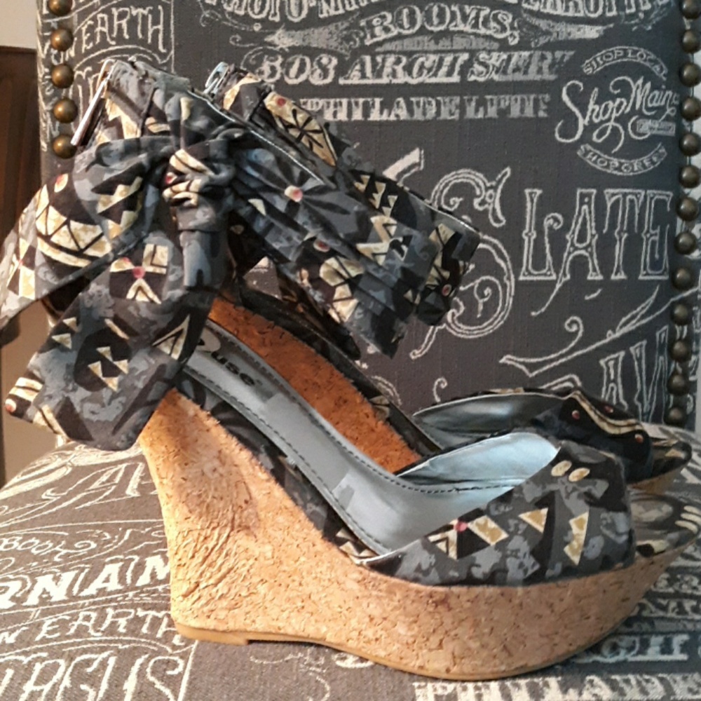 DOLLHOUSE PRINTED WEDGES SZ 8.5